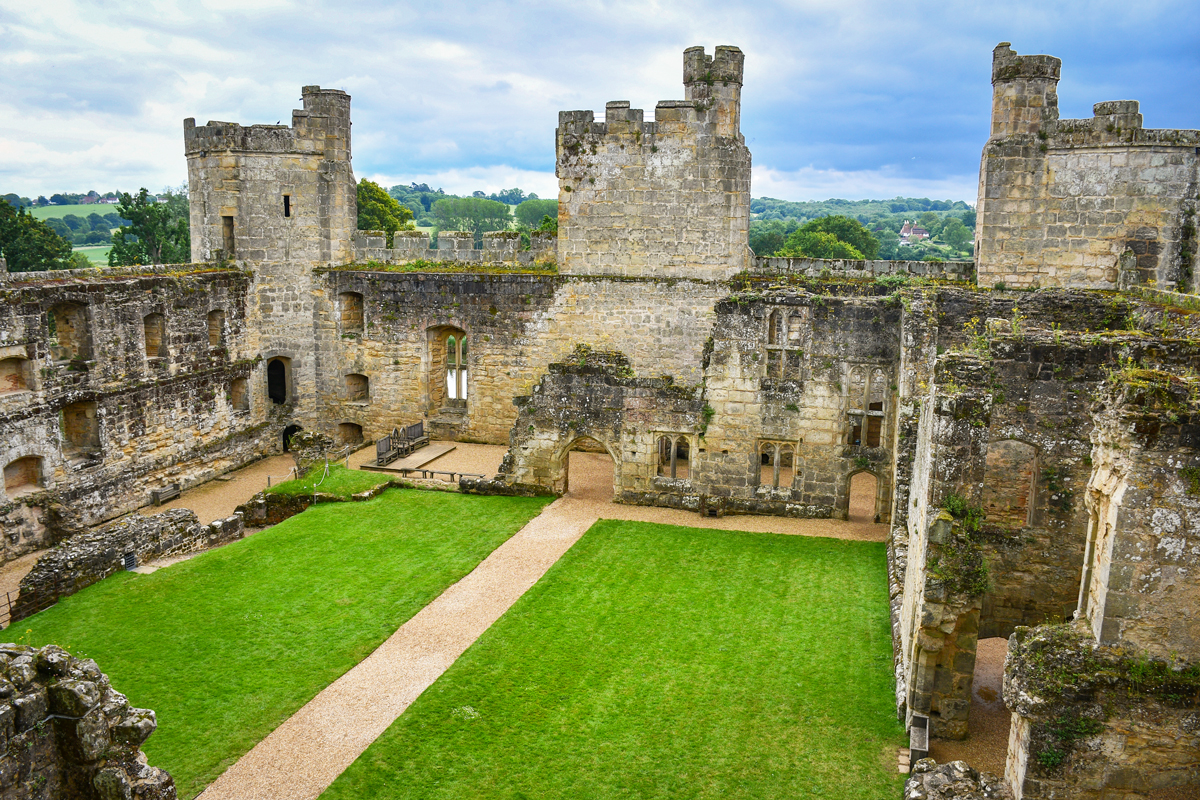 Bodiam-View-from-North-West-Tower-01-copyright-French-Moments Le château de bodiam © French Moments