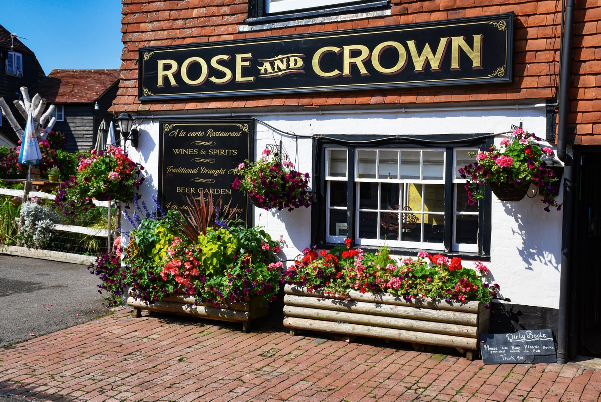 Rose and Crown Pub in Burwash © French Moments