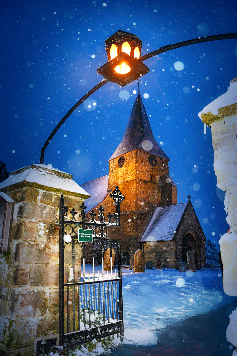 L'église de Burwash sous la neige en Angleterre © French Moments