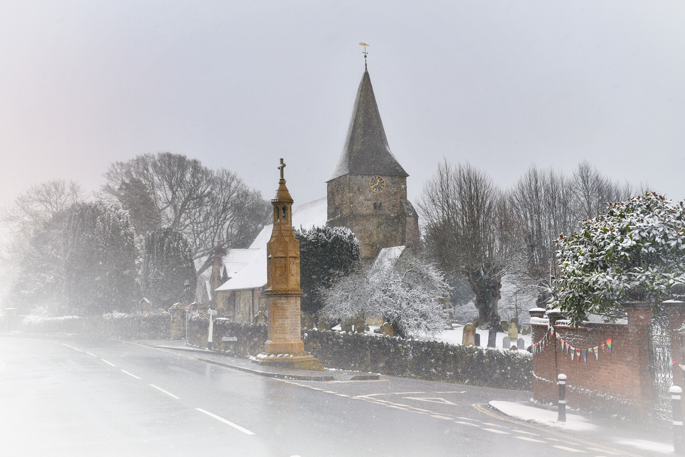 L'église de Burwash et le Mémorial en hiver © French Moments
