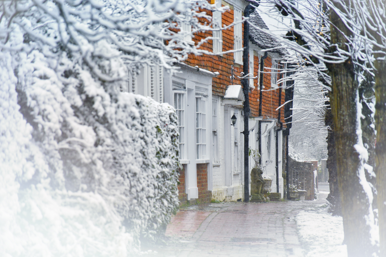 High Street Burwash sous la neige © French Moments