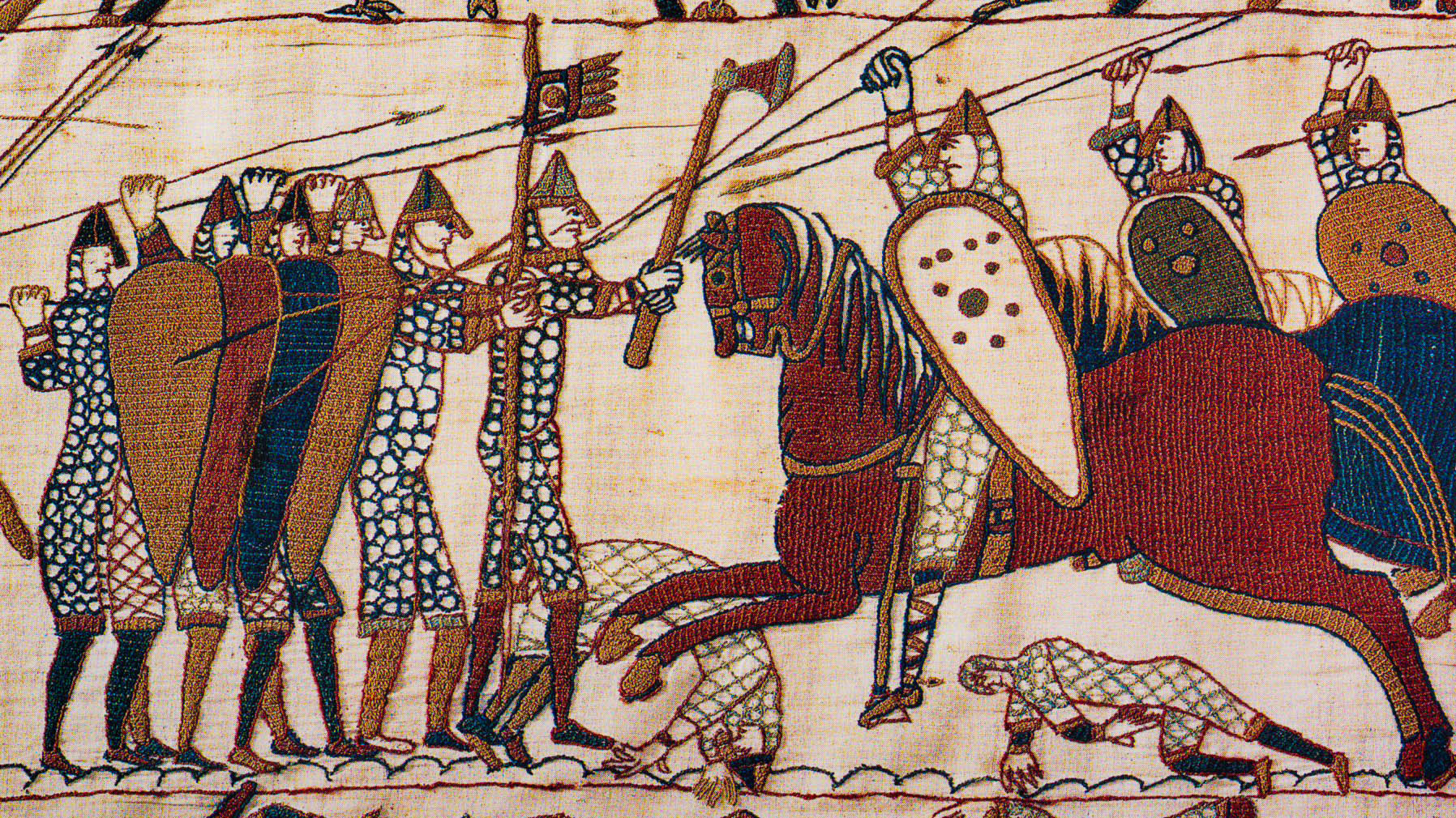 Les cavaliers normands attaquant l'infanterie anglo-saxonne à la Bataille d'Hastings. Tapisserie de Bayeux. Domaine public via Wikimedia Commons