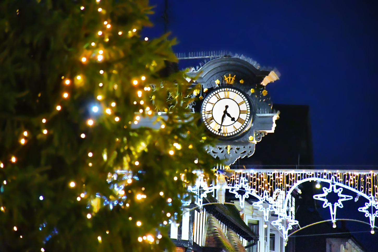 La High Street de Winchester illuminée pour Noël © French Moments