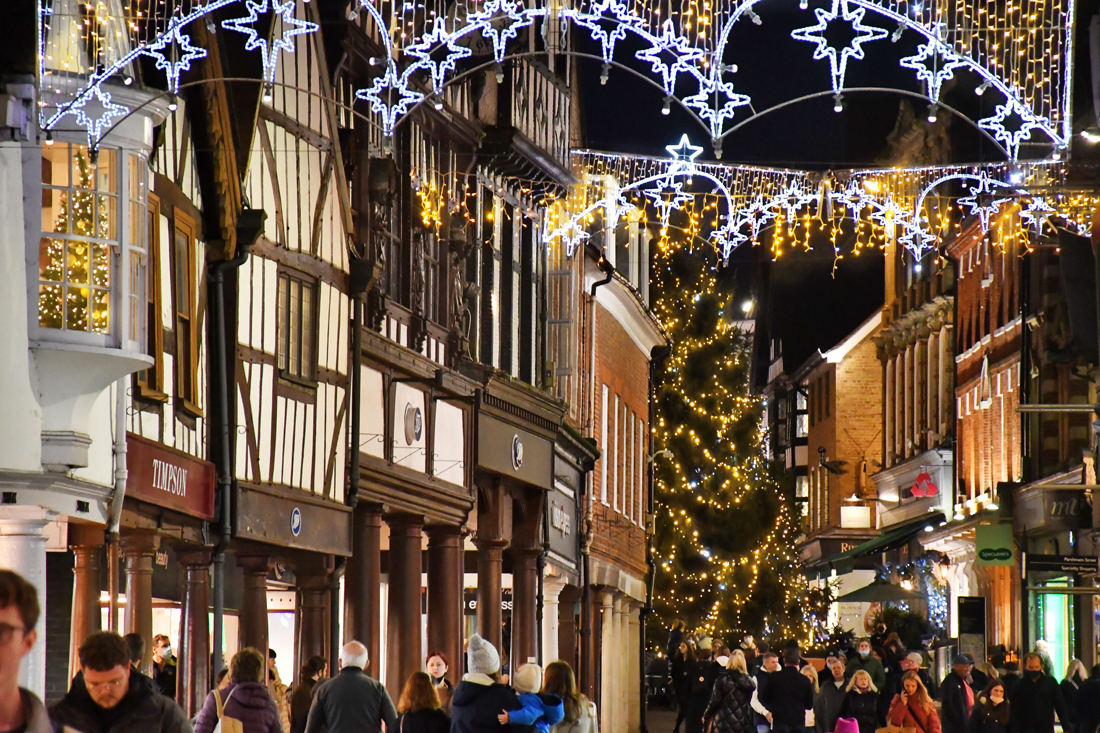 La High Street de Winchester illuminée pour un Noël anglais