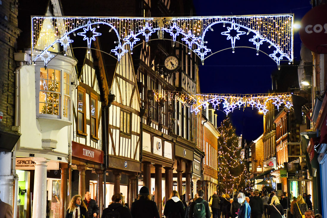 La High Street de Winchester illuminée pour Noël © French Moments