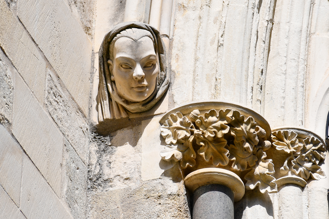 Tête figurée à la cathédrale de Chichester © French Moments