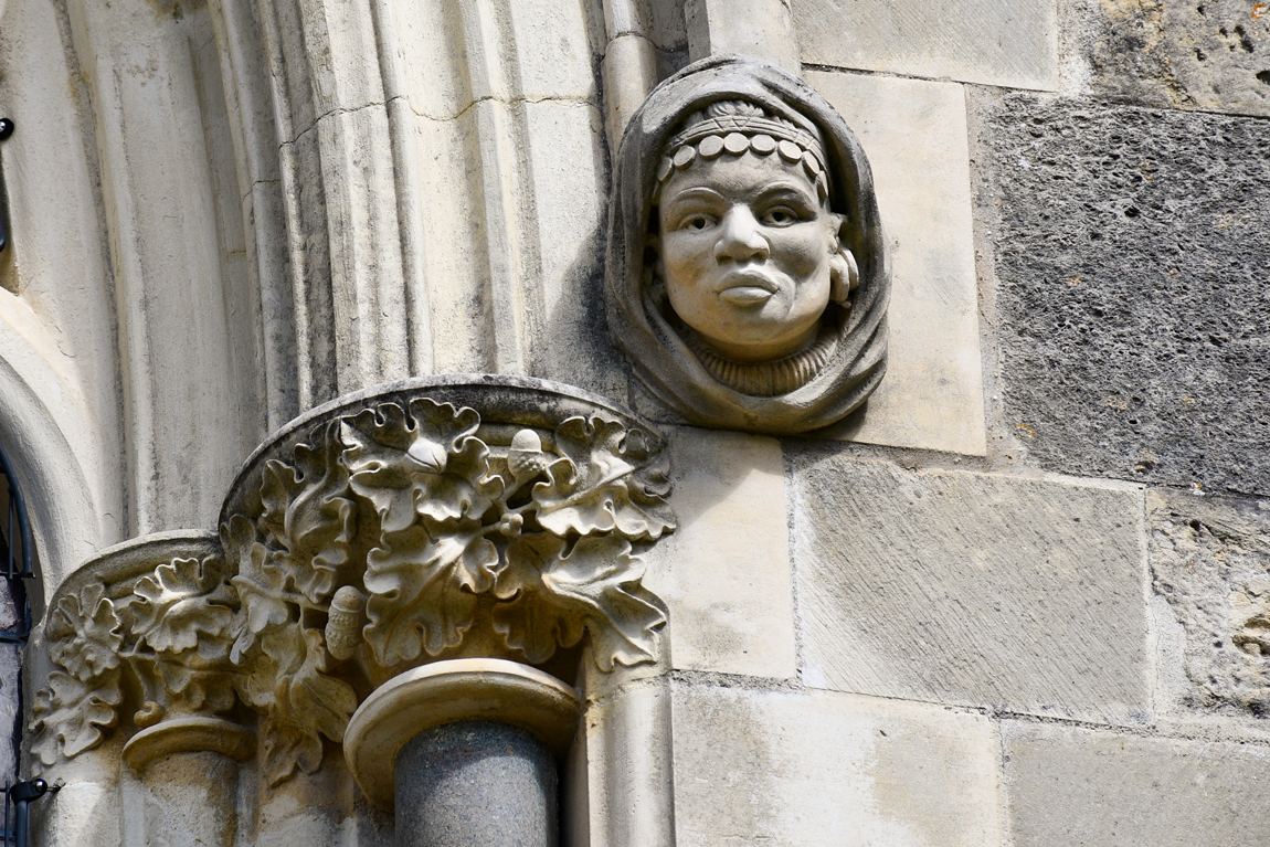 Tête figurée à la cathédrale de Chichester © French Moments