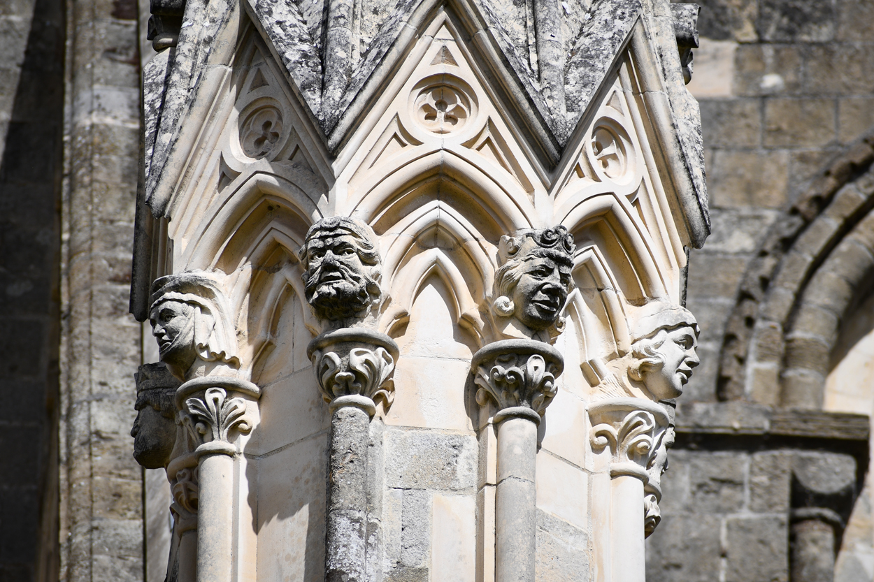 Une série de têtes placées aux extrémités des chapiteaux - cathédrale de Chichester © French Moments