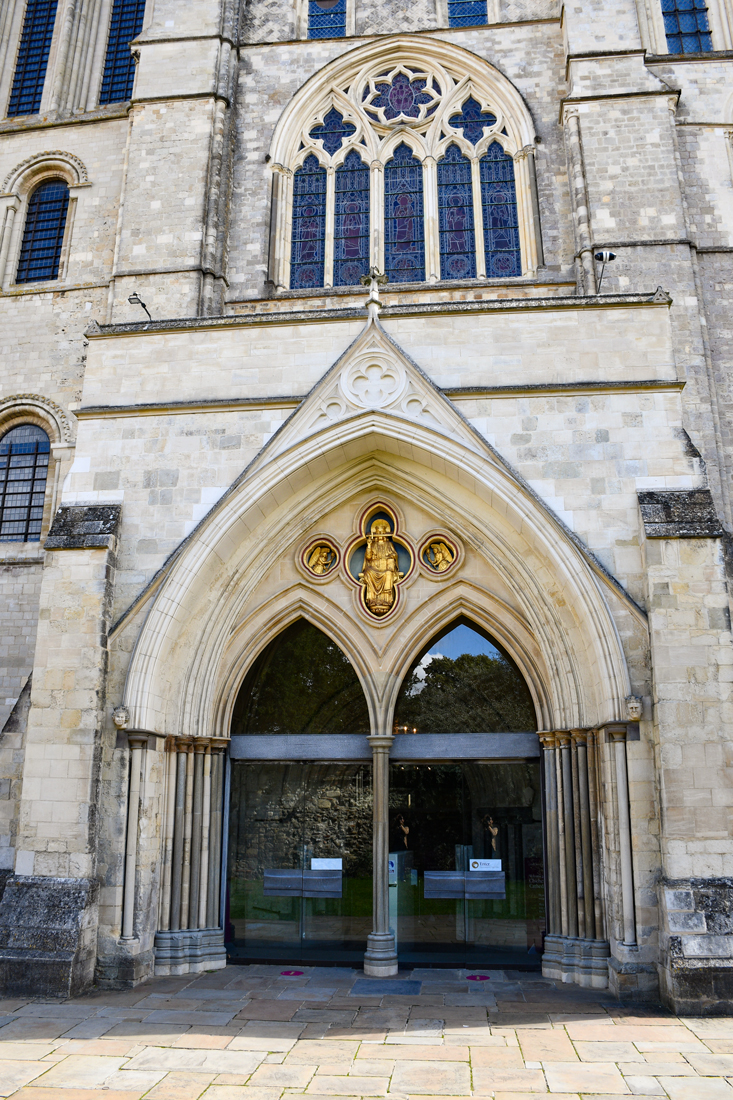 L'entrée de la cathédrale de Chichester © French Moments