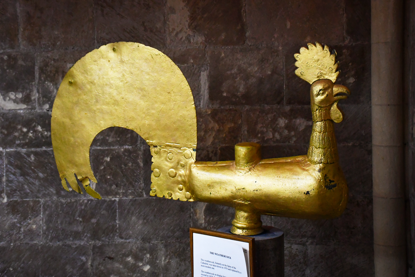 La girouette de la cathédrale de Chichester exposée dans la salle du Trésor © French Moments
