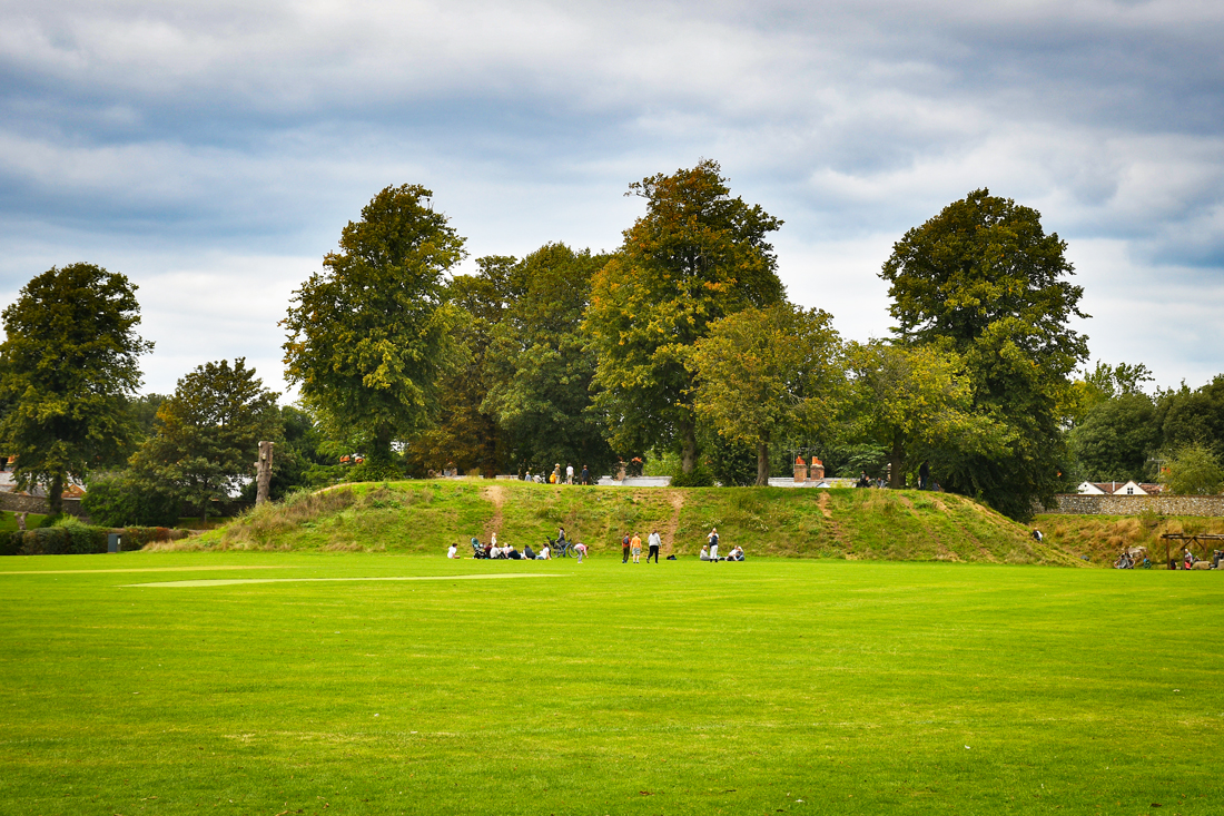 Le site du château-fort de Chichester à Priory Park © French Moments