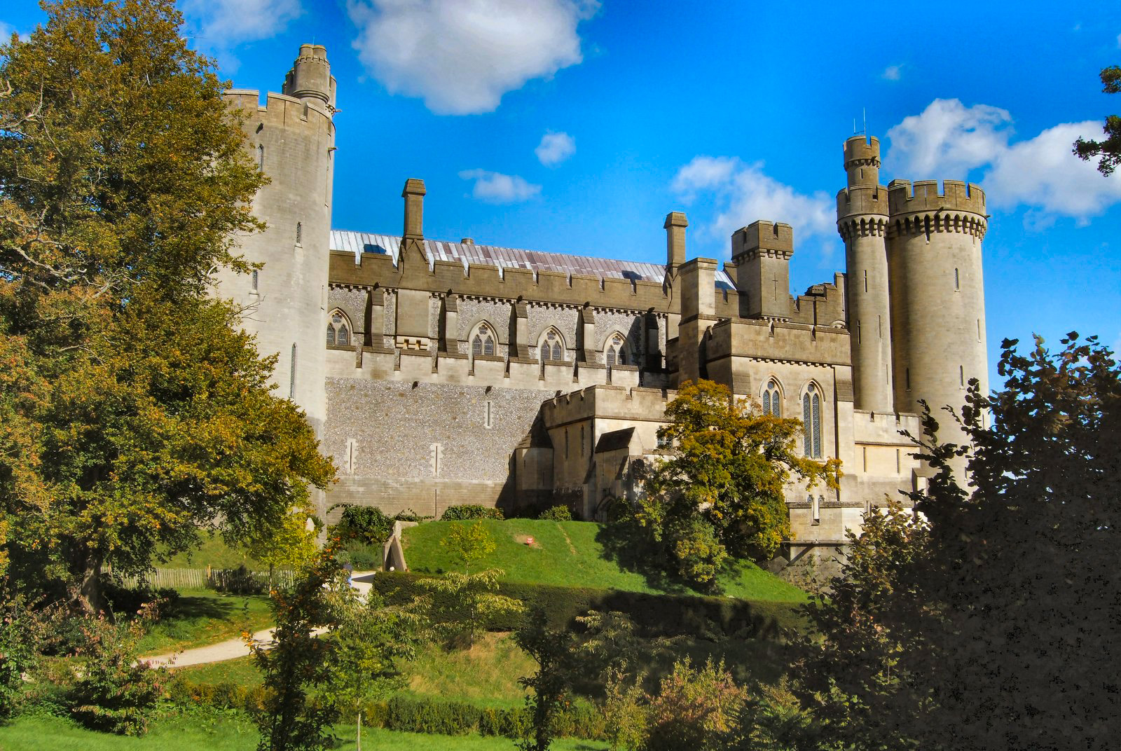 Arundel Castle © Paul Gillett - licence [CC BY-SA 2.0] from Wikimedia Commons