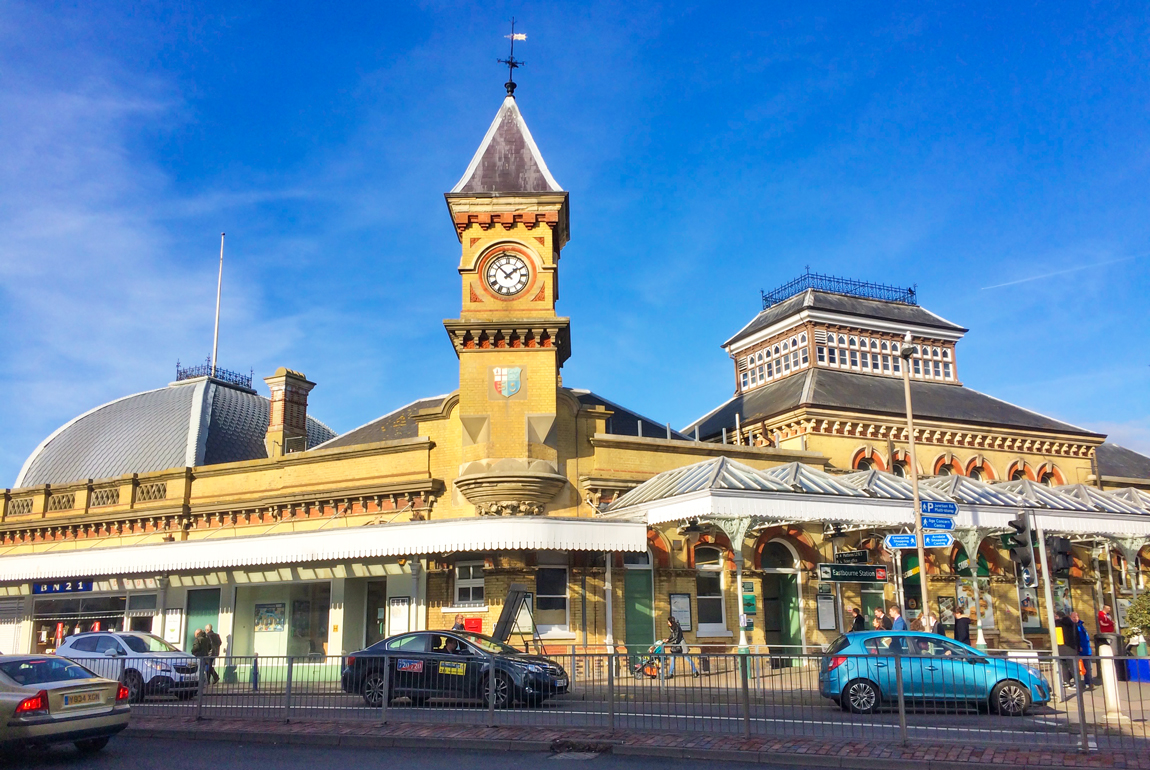 La gare ferroviaire d'Eastbourne © French Moments