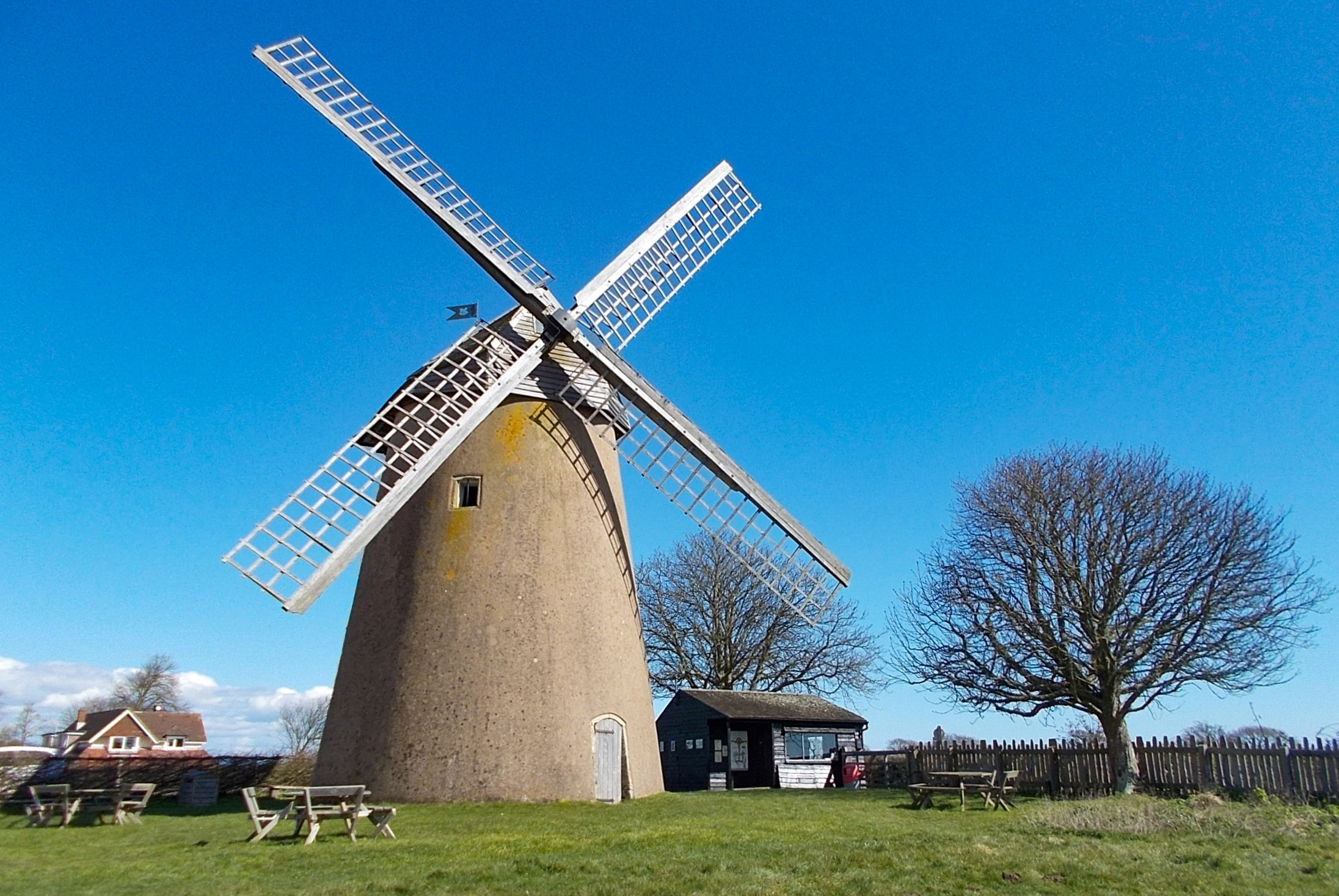 Ile de Wight - Bembridge Windmill © Mypix - licence [CC BY-SA 4.0] from Wikimedia Commons
