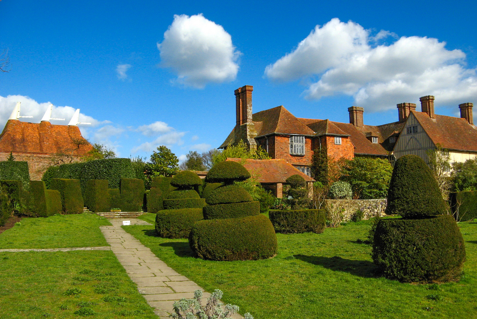 Great Dixter © Donar Reiskoffer - licence [CC BY 3.0] from Wikimedia Commons