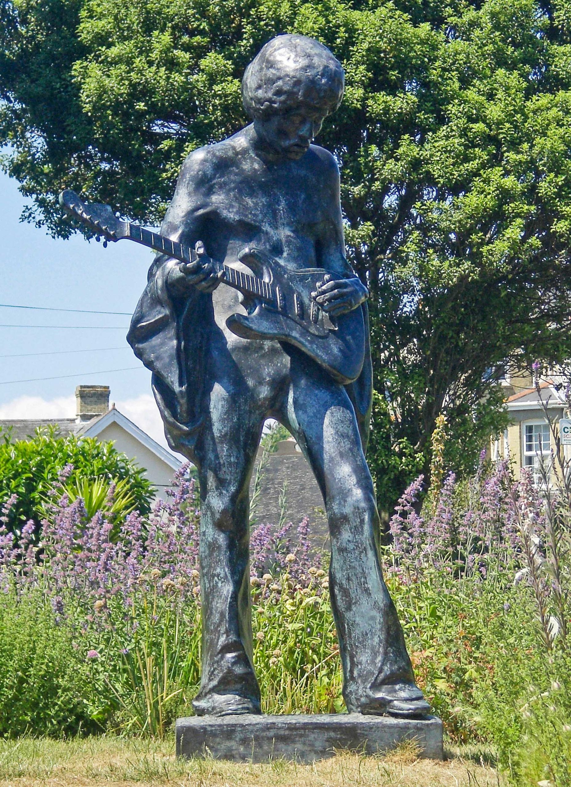 Jimi Hendrix statue outside Dimbola Lodge. Photo Editor5807 public domain via Wikimedia Commons
