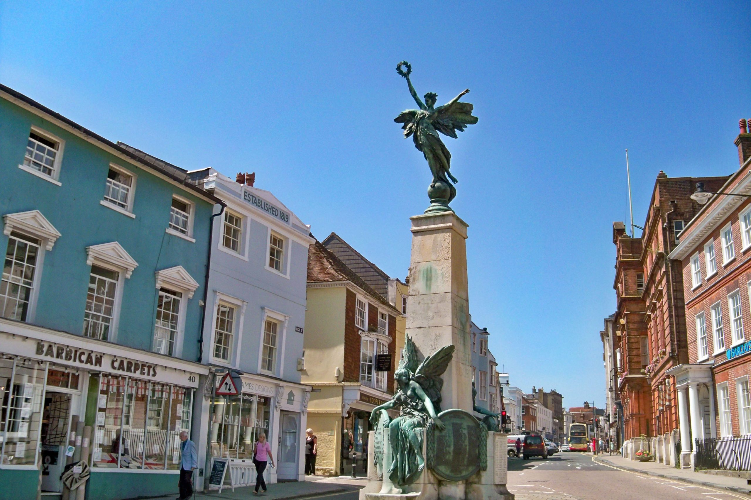 Lewes War Memorial © Colin Babb - licence [CC BY-SA 2.0] from Wikimedia Commons