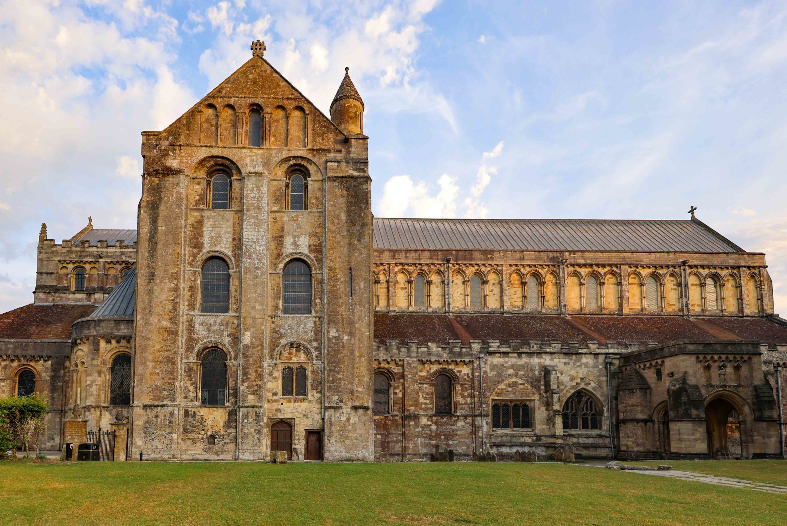 Romsey Abbey © Geni - licence [CC BY-SA 4.0] from Wikimedia Commons)