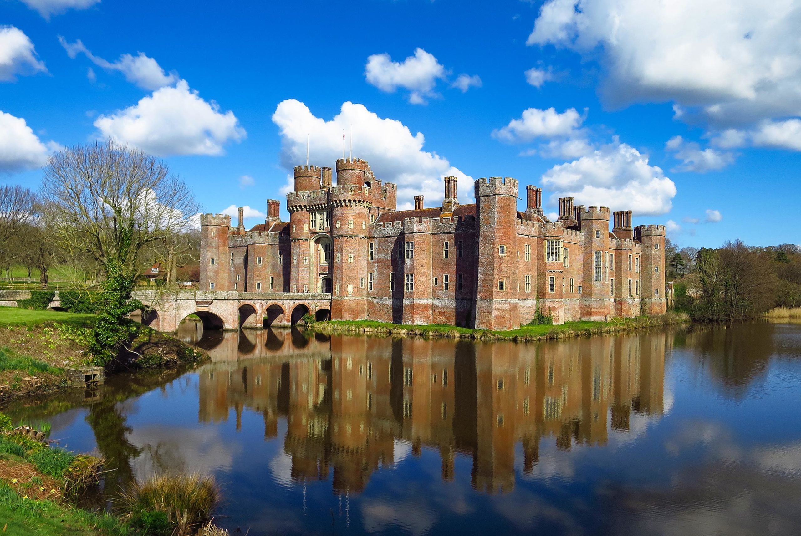 Châteaux anglais - Herstmonceux Castle © Michael Coppins - licence [CC BY-SA 4.0] from Wikimedia Commons