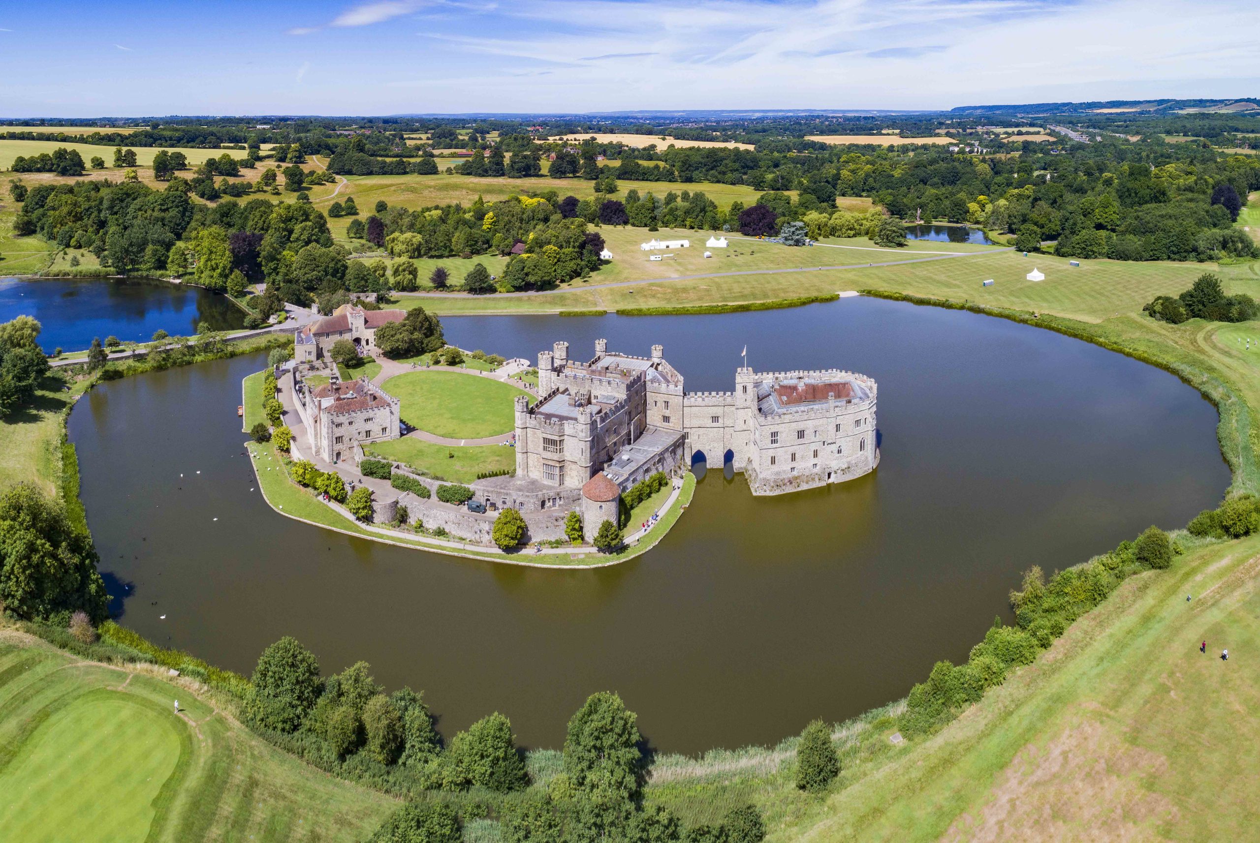 Leeds Castle © Chensiyuan - licence [CC BY-SA 4.0] from Wikimedia Commons