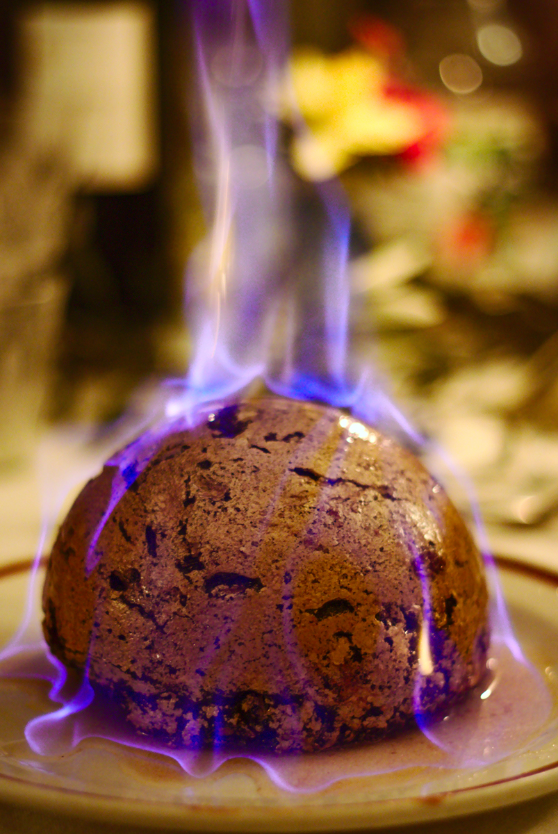Christmas Pudding Flaming © Ed g2s - licence [CC BY-SA 4.0] from Wikimedia Commons