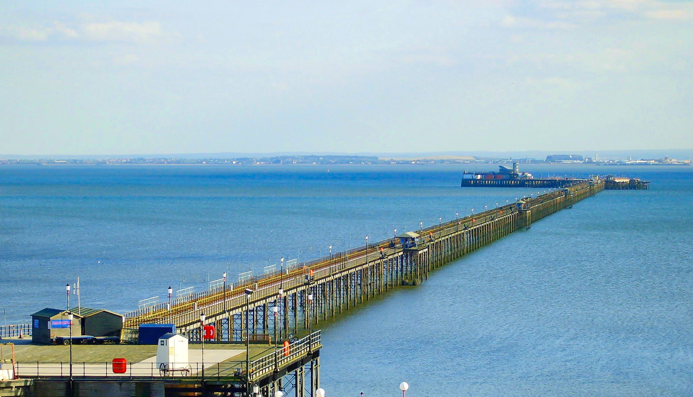 Southend Pier © Damian Dukarski - licence [CC BY-SA 3.0] from Wikimedia Commons