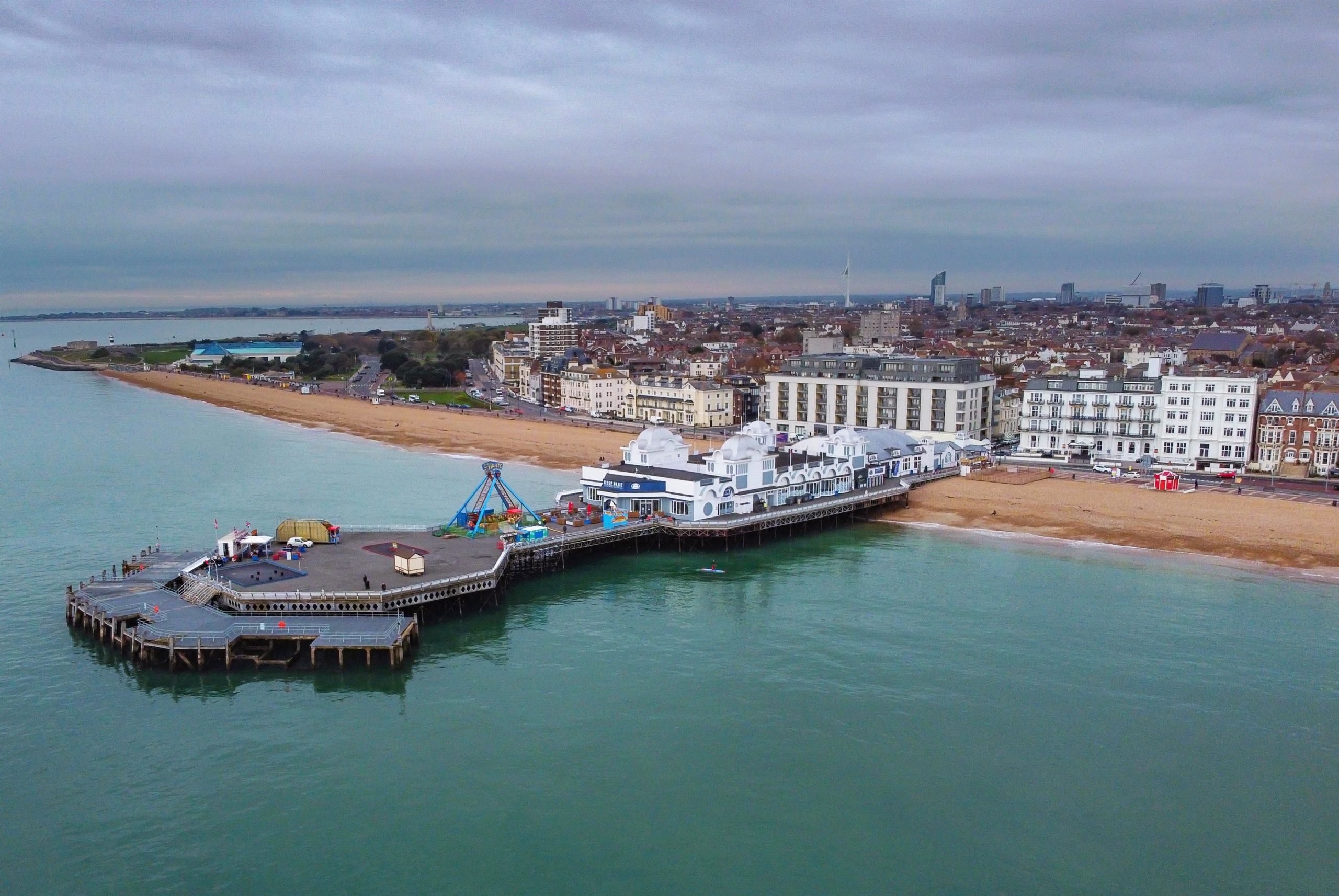 Southsea Parade Pier © TimSC - licence [CC BY-SA 4.0] from Wikimedia Commons