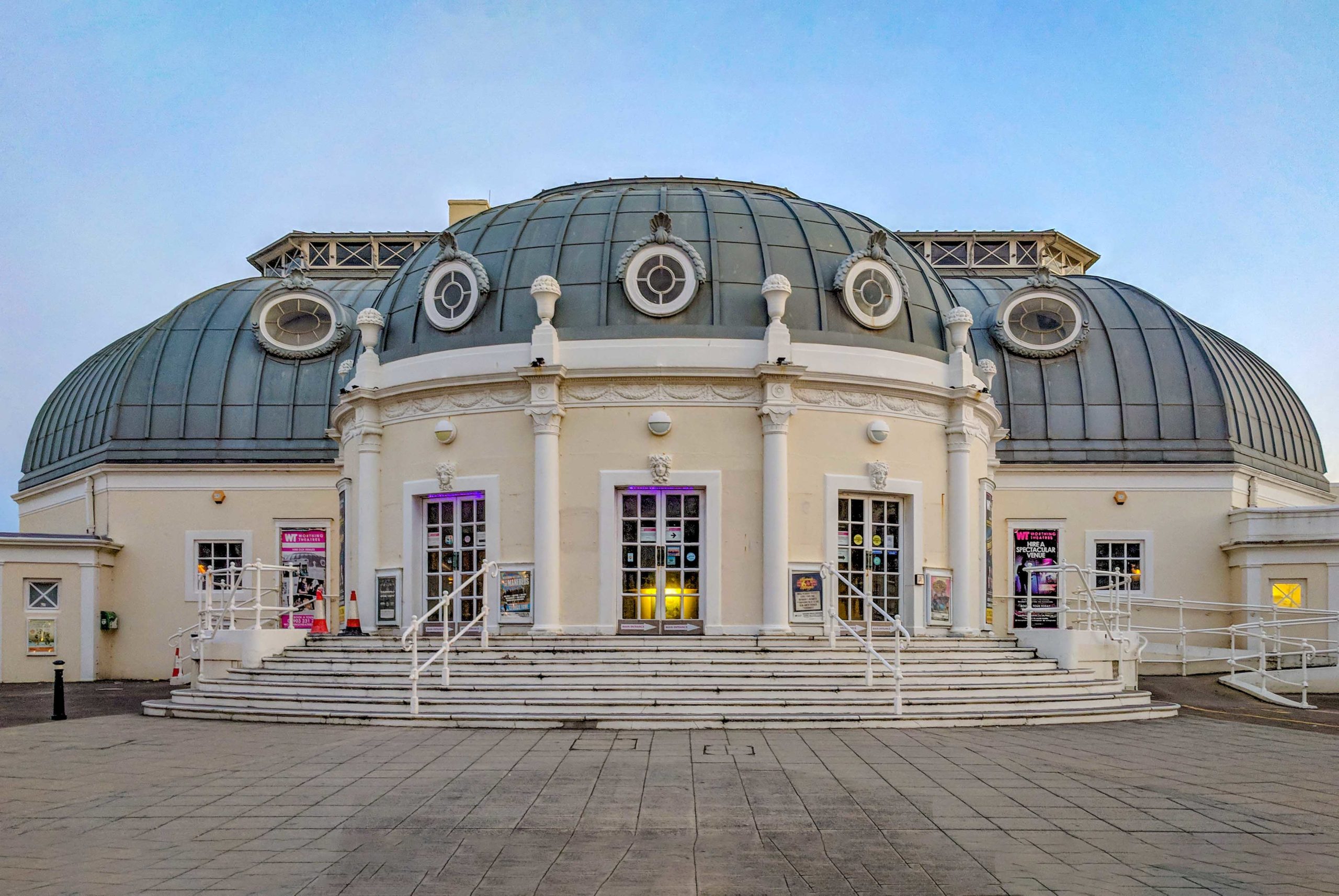 Worthing Pier Pavilion Theatre © The wub - licence [CC BY-SA 4.0] from Wikimedia Commons
