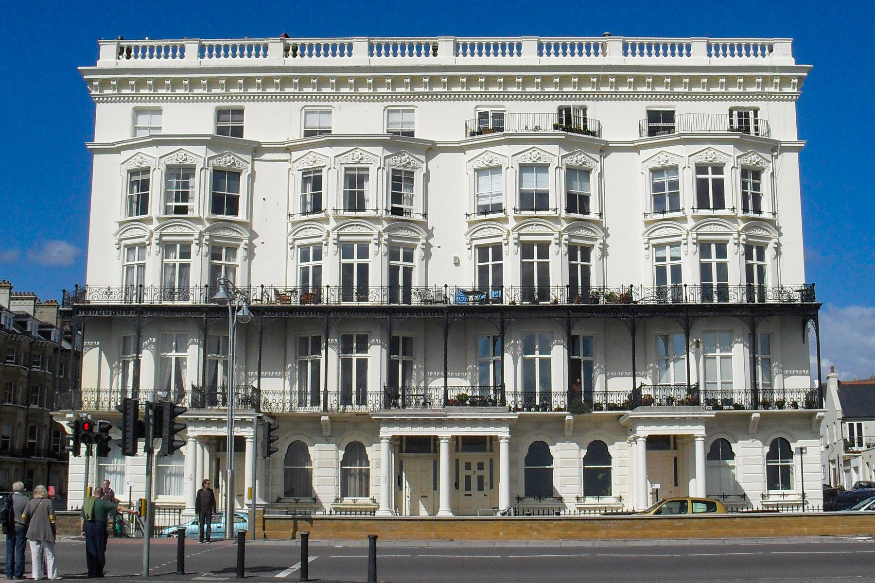 Adelaide Mansions Brighton. Photo by The Voice of Hassocks [Public Domain via Wikimedia Commons]
