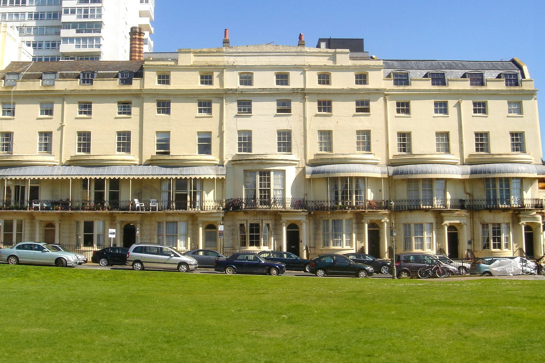 Regency Square. Photo by The Voice of Hassocks [Public Domain via Wikimedia Commons]