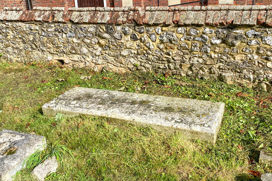 Dalle funéraire. Cimetière de l'église de Purbrook (Hampshire) © French Moments