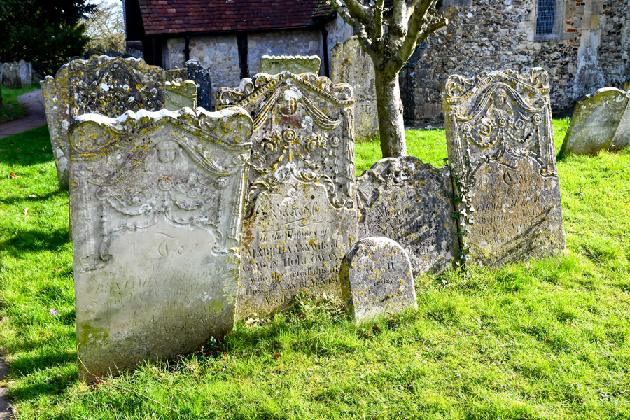 Pierres tombales du cimetière de l'église de Warblington (Hampshire) © French Moments