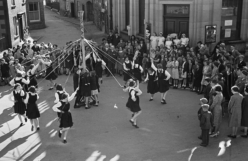Llanfyllin Maypole Dancing by Geoff Charles - licence [CC0] from Wikimedia Commons