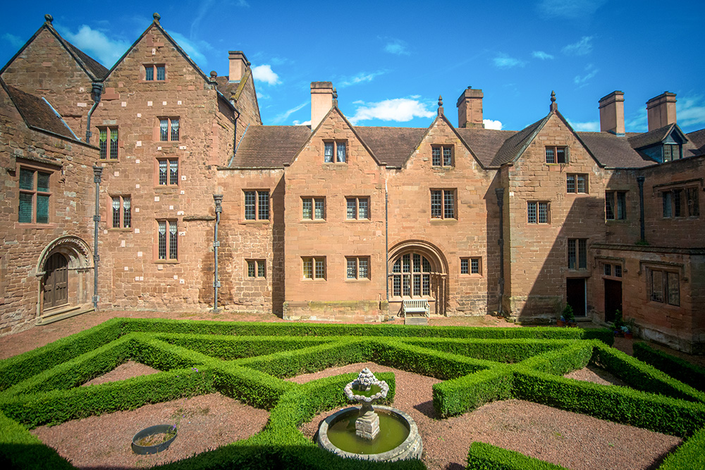 Stoneleigh Abbey Courtyard © Bs0u10e01 - licence [CC BY-SA 4.0] from Wikimedia Commons