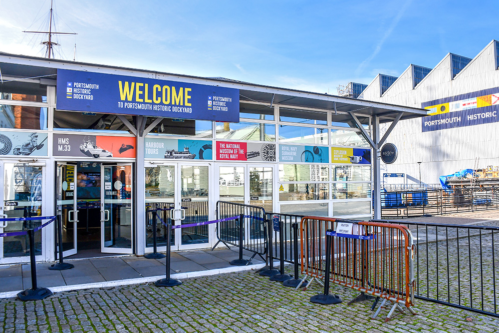 Portsmouth Historic Dockyard Entrance copyright French Moments L'accueil du Portsmouth Historic Dockyard Entrance © French Moments