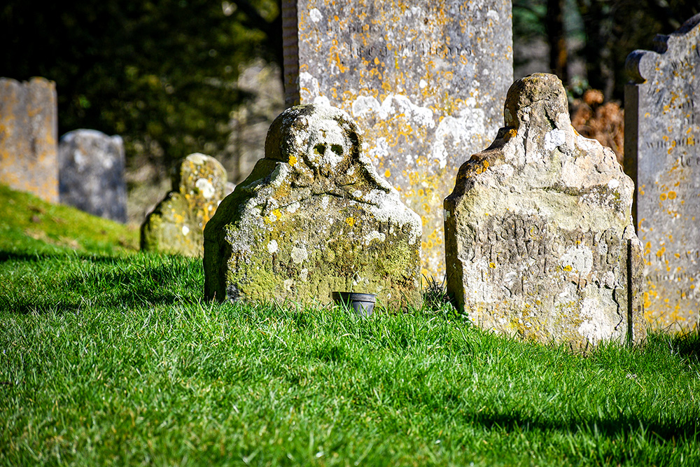 Burwash Cemetery 01 copyright French Moments Tombes de Pirates - Burwash © French Moments