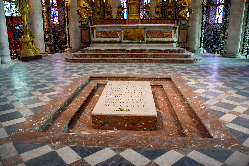 Caen Tomb of William the Conqueror copyright French Moments Le tombeau de Guillaume le Conquérant dans l'église de l'Abbaye aux Hommes de Caen en Normandie