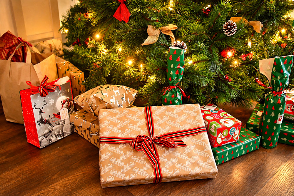 Les cadeaux de Noël sous le sapin en Angleterre