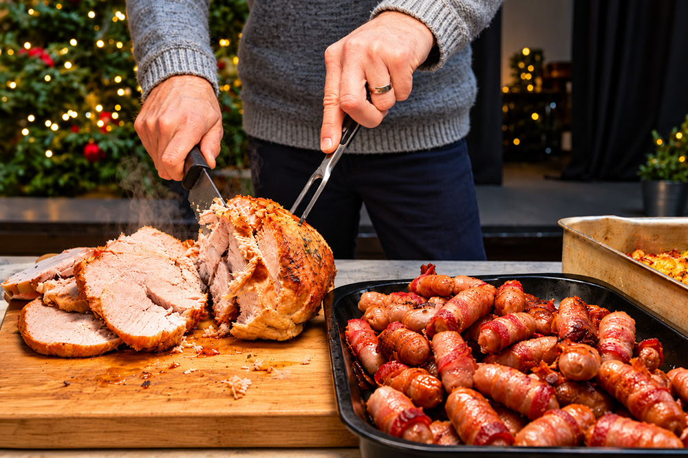 Trancher la dinde de Noël en Angleterre