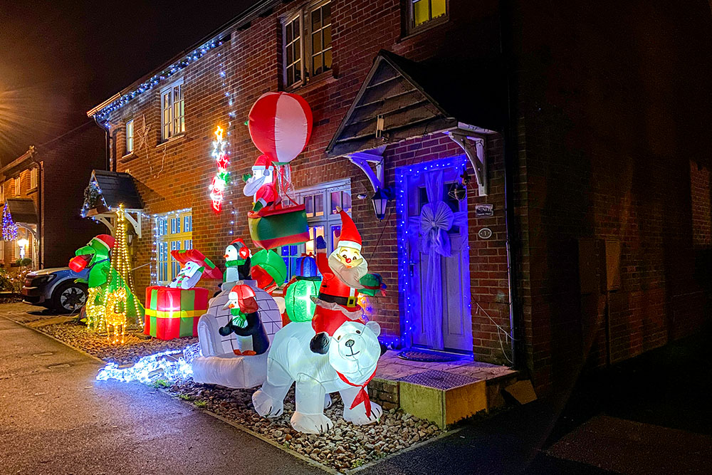 Illuminations de Noël dans une rue à Portsmouth en Angleterre